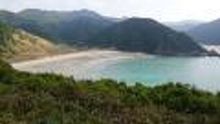 山あいに位置するとても美しい浜