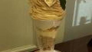 カフェでいただくパフェ