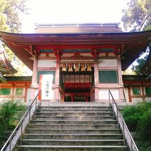 菊の御紋が、門の中に見えます