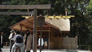 亀石の向こう側