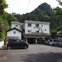 左の蔵が土蔵食亭。右は三河屋旅館