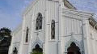 青空を背景に美しい白亜の教会