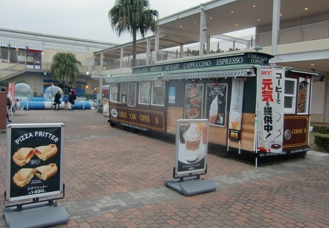 アクアミュージアム前広場にあるケーブルカーの外観のコーヒーショップ