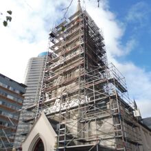 中央の尖塔は只今修復工事中！