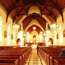 このチーク材？の木造の梁で屋根を支えてます