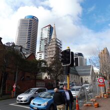 現在は街のビル群に埋れてる教会