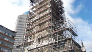 教会の尖塔は只今修復工事中！