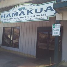 大きな看板があります。