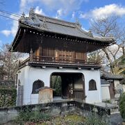 町の中の小さなお寺