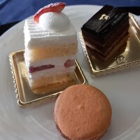 スーパーショートケーキとピエールエルメのマカロン