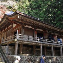 前面が懸け造りの金堂