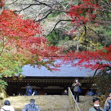 鎧坂の上の屋根が金堂だ