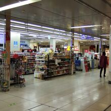 エスカレーターを降りてすぐです