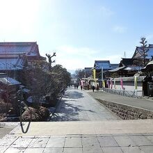 階段には滑り止めが