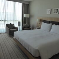 ベッドは大きめ