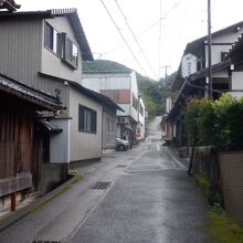 民宿や遍路用品などが軒を連ねる細い路地から急に坂道が険しくな