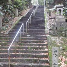 静かなお寺の延々と続く山道を登ります。雨音が境内を包みます。