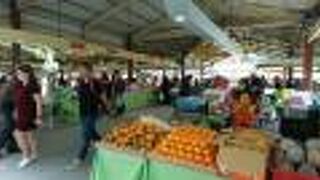 土日のみ開かれる市場