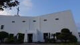 近代的な外観が印象的な白亜の教会