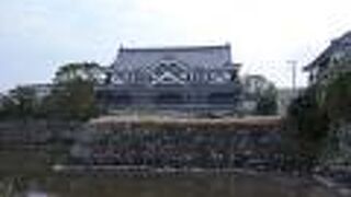福江城の二の丸跡に建てられた施設です