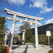 旧社殿近くに残されたような小さな祠