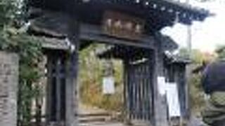 ひっそりとあります