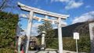 旧社殿近くに残されたような小さな祠