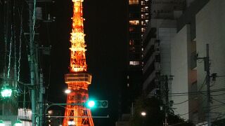 夜空に浮かび上がります