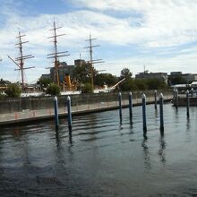 船は陸上で保存ですが、水面に写った船体は絵になります