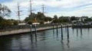 水面に写った船体は現役時代を思わせる感じで絵になります