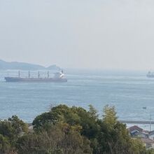 海峡を行き交う大型船