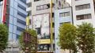 沢山のスポーツ用品店が集中して点在しています