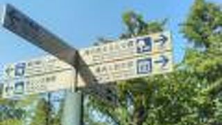 観光スポットへと通じる道