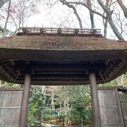 竹林に囲まれた小さな寺