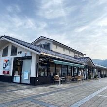 建物がきれいになっていました。セブンイレブンが入っています。