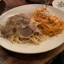 トリュフクリームとトマトカルボナーラのダブルスパゲッティ