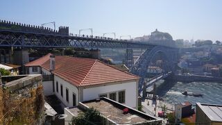 橋が大きく、ドウロ川までの高低差がかなりあります。