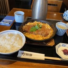チキンカツ煮土鍋和風だし仕立て