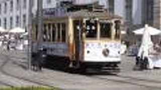 観光客がたくさん乗ってます。