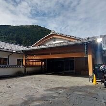 斜面に立つ天城荘。奥は斜面に沿って下がっています。