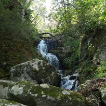 落差20m、三段になって落ちる段瀑です
