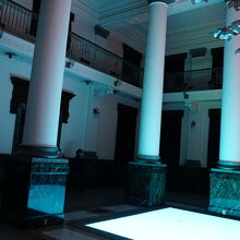 １階はオープンスペース的な展示場でした