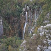 クロアチアの世界自然遺産の公園内にある大きな美しいプリトヴィッツェ滝！