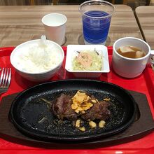 ステーキ100g・900円！