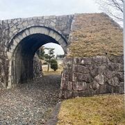 重厚な石造りの水道橋