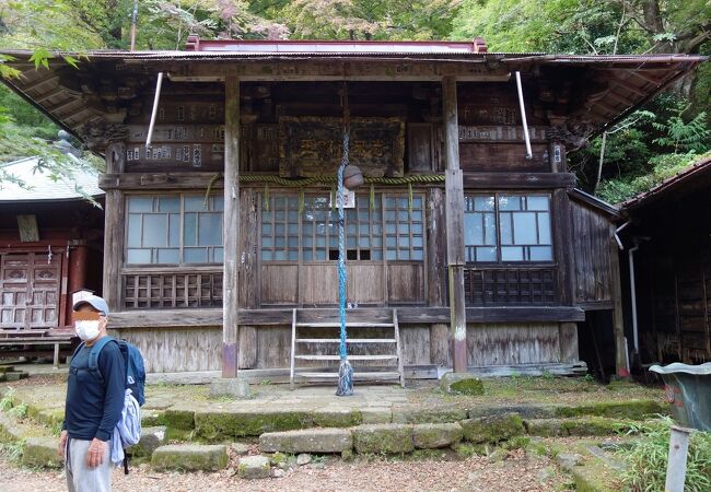 雨風に晒され古くなっている印象