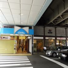 入口はこんな感じで小さいですが