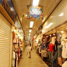 色んなお店が所狭しと並んでいます