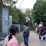 参道沿いにお土産物屋さんや食事処など並び楽しい