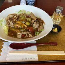 オリーブ豚とレタスのあんかけ焼そば